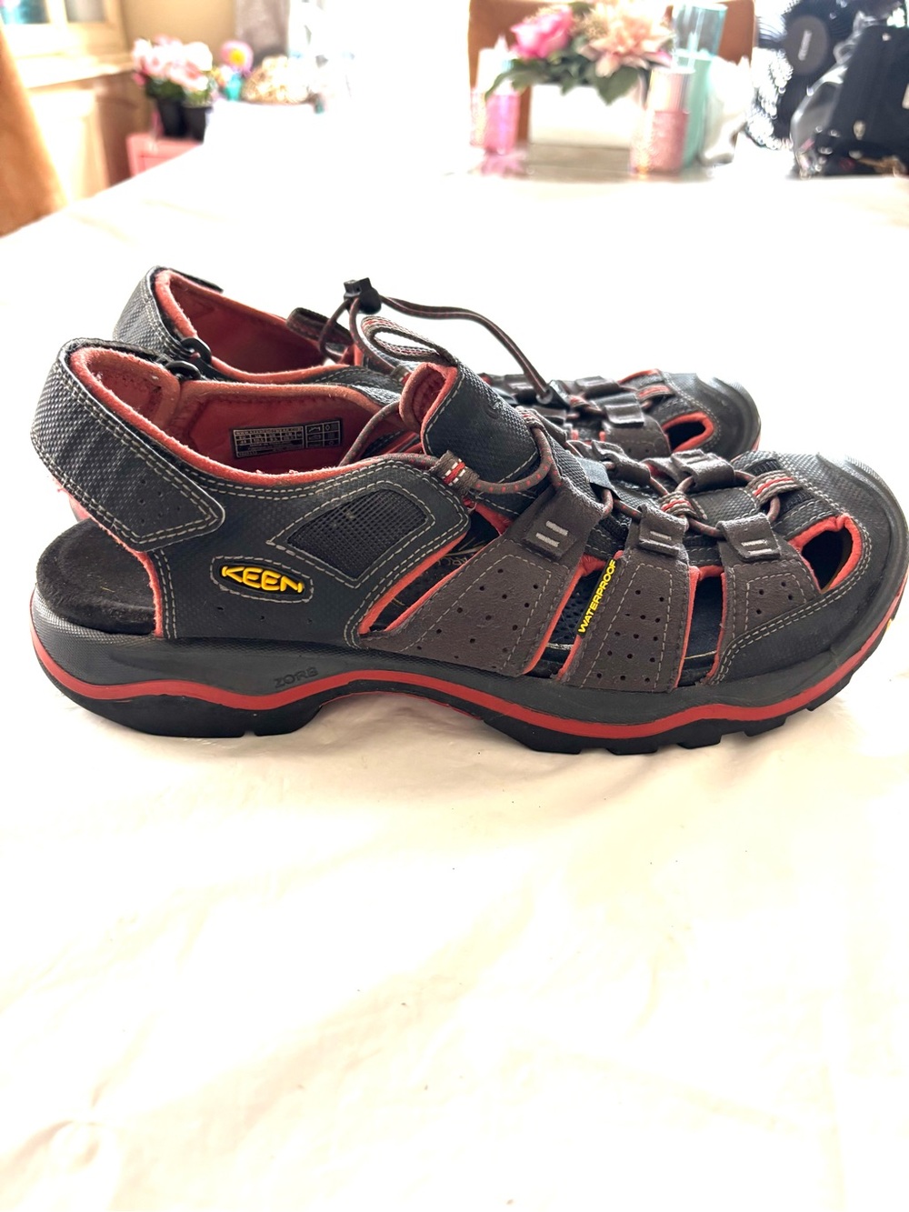 KEEN Gray Red Rialto ll Waterproof Hiking Sandals SZ 10.5 Worn 1X - Picture 2 of 15